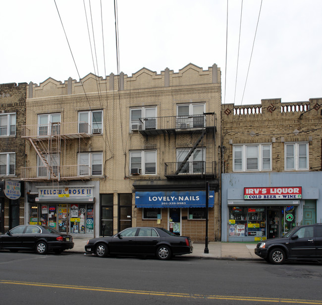 1097 Avenue C in Bayonne, NJ - Building Photo - Building Photo