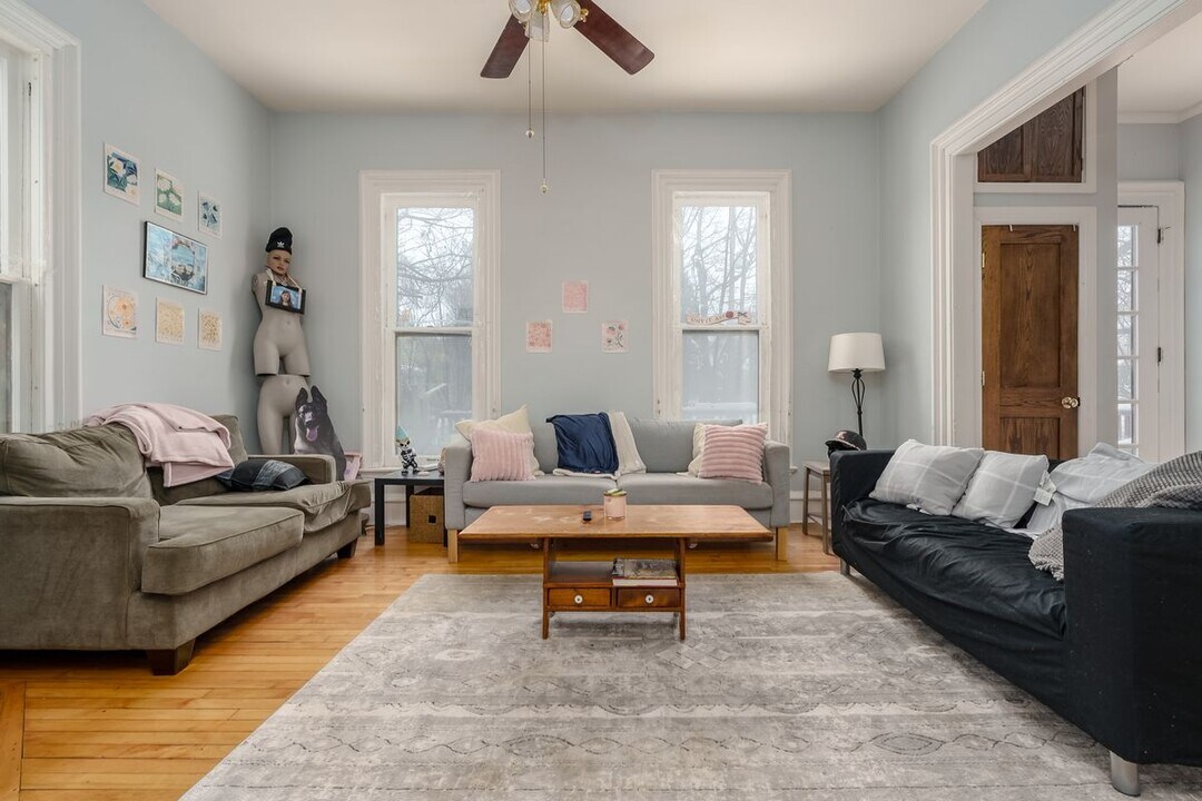 716 W Kalamazoo Ave in Kalamazoo, MI - Building Photo