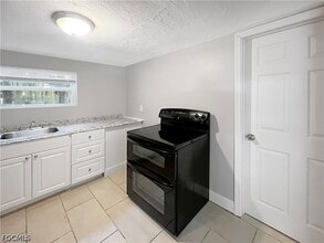 1615 Evans Ave in Ft. Myers, FL - Building Photo - Building Photo