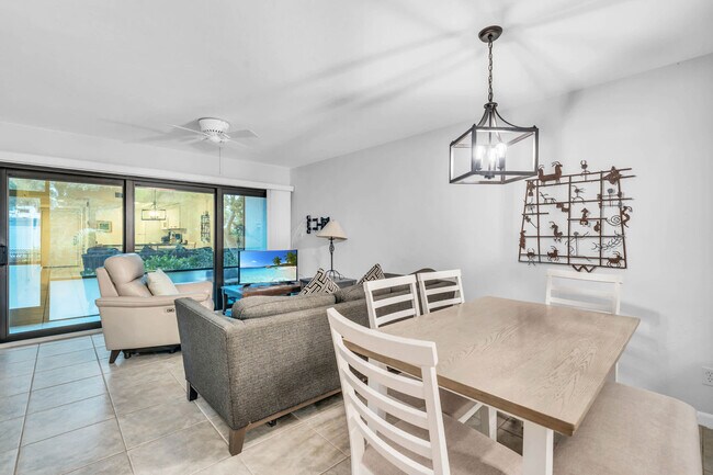 600 Neapolitan Way in Naples, FL - Foto de edificio - Building Photo