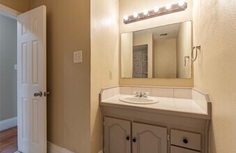 1350 Strawberry St in League City, TX - Foto de edificio - Building Photo