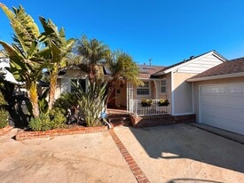 6500 Whitaker Ave in Van Nuys, CA - Building Photo