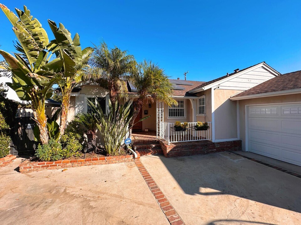 6500 Whitaker Ave in Van Nuys, CA - Building Photo