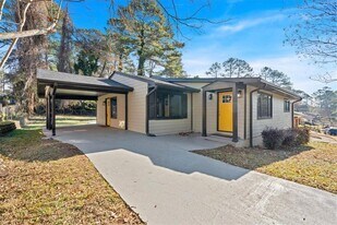 2142 Cloverdale Dr SE in Atlanta, GA - Building Photo