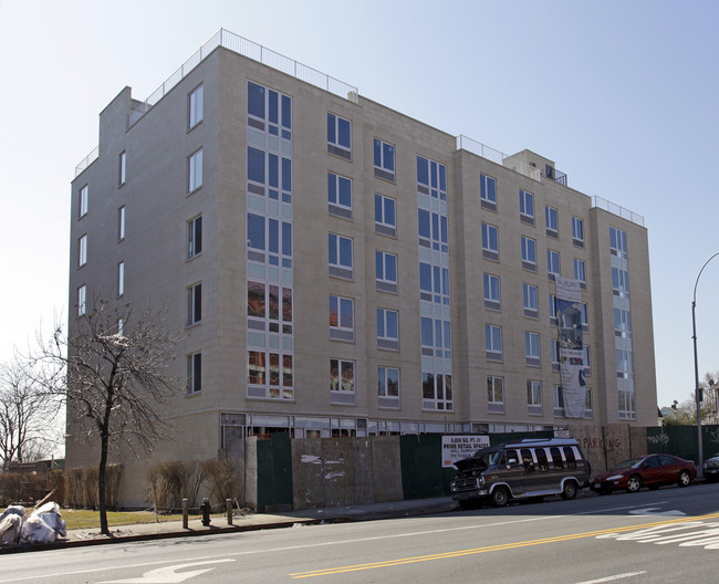 Sage House in East Elmhurst, NY - Foto de edificio - Building Photo