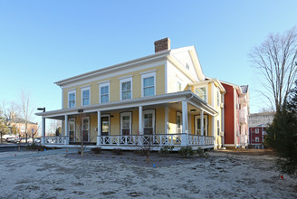 Barton Commons in New Milford, CT - Foto de edificio - Building Photo