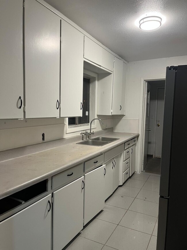 384 N Westside St in Porterville, CA - Building Photo - Building Photo