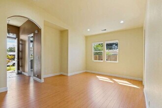 2621 Mysin Way in Sacramento, CA - Building Photo - Building Photo