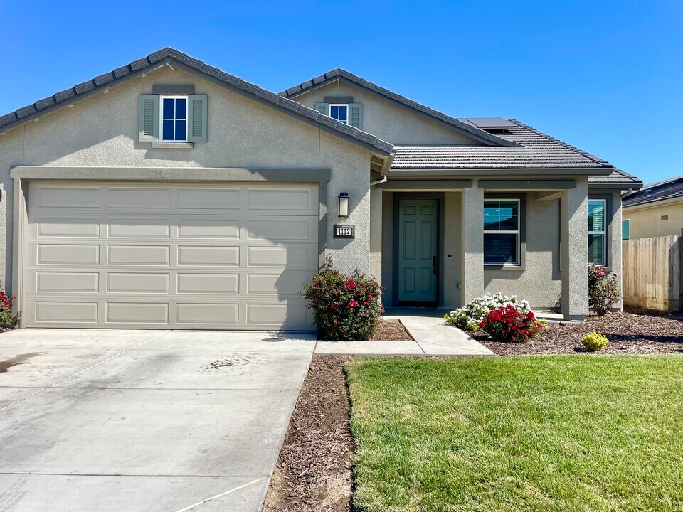 1112 Pearl Dr in Los Banos, CA - Building Photo