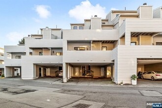 750 Mainsail Ln in Secaucus, NJ - Foto de edificio - Building Photo