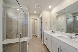 1666 Shae Oak Ln in Conroe, TX - Foto de edificio - Building Photo