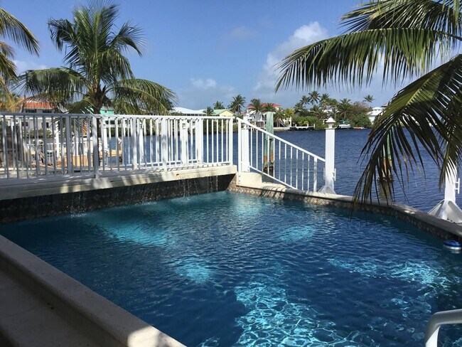 9922 Aviation Blvd in Marathon, FL - Building Photo - Building Photo