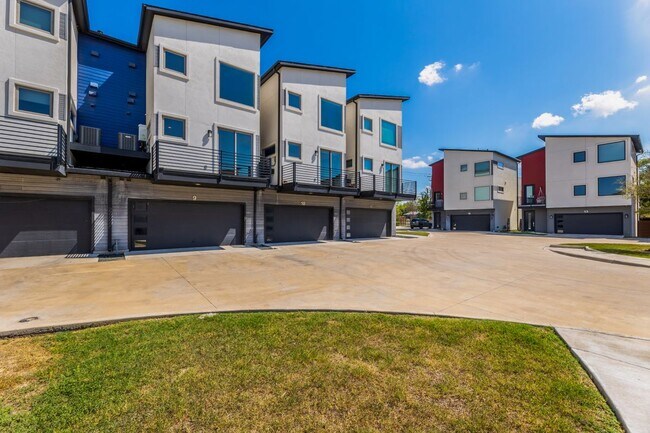 1417 Kramer Ln in Austin, TX - Foto de edificio - Building Photo