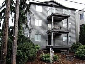 3232 21st Ave W in Seattle, WA - Building Photo