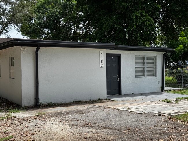 4182 Faith St in West Palm Beach, FL - Foto de edificio - Building Photo