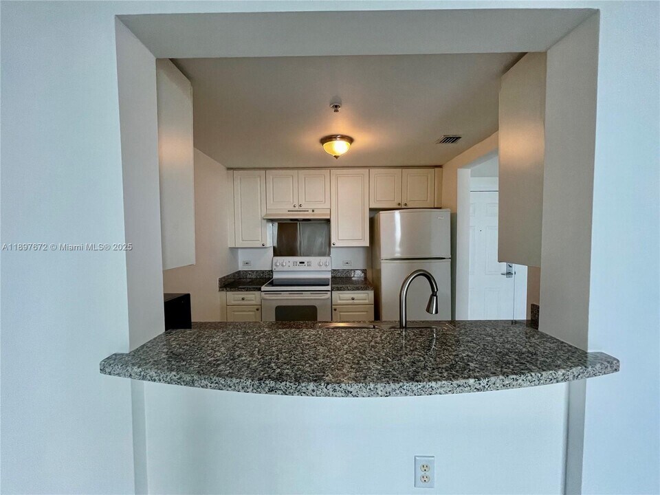 900 SW 8th St, Unit 1505 in Miami, FL - Foto de edificio