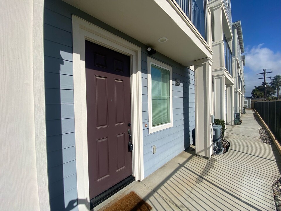 521 Sandpiper Wy in Imperial Beach, CA - Foto de edificio
