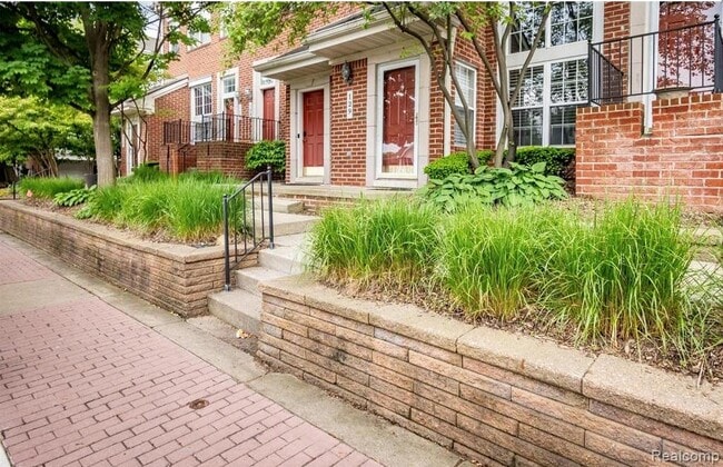 property at 129 W Kenilworth Ave