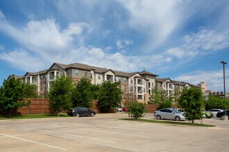 Maverick Place in Arlington, TX - Building Photo - Building Photo