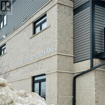 102 Lomond Ln in Kitchener, ON - Building Photo