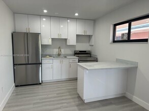 2168 NW 34th St in Miami, FL - Building Photo - Building Photo