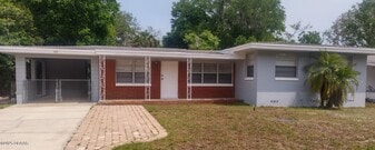 525 Tarragona Way in Daytona Beach, FL - Building Photo