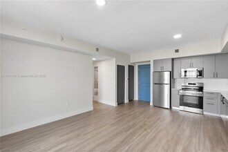 1559 NW 15th Street Rd, Unit 301 in Miami, FL - Building Photo - Building Photo