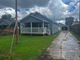 7261 Terrell St in Groves, TX - Building Photo