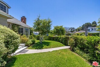 300 N Bowling Green Way in Los Angeles, CA - Building Photo - Building Photo