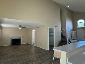 15002 S 27th Way in Phoenix, AZ - Foto de edificio - Building Photo