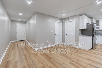 201 Sylvis St in Dickson, TN - Foto de edificio - Building Photo