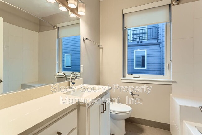 1030 N Ainsworth St in Portland, OR - Building Photo - Building Photo