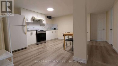 141 Surbray Grove in Mississauga, ON - Building Photo - Building Photo