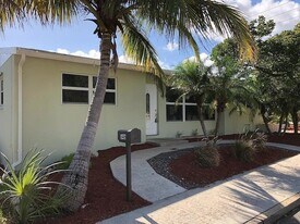 846 Selkirk St in West Palm Beach, FL - Building Photo