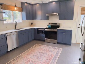 10 Riverbend Dr in Stonington, CT - Building Photo - Building Photo