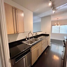 330 S Barrington Ave, Unit Apt 210 in Los Angeles, CA - Building Photo - Building Photo