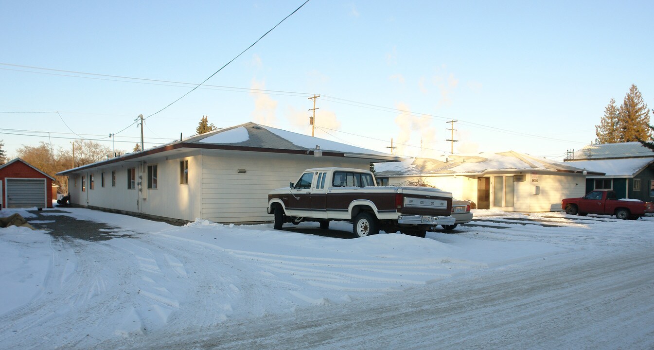 8945-9001 E Frederick Ave in Spokane, WA - Foto de edificio