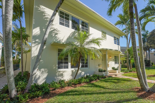 3705 Ponce de Leon Blvd, Unit #2 in Coral Gables, FL - Foto de edificio - Building Photo