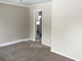 233 8th Ave NE in Valley City, ND - Building Photo