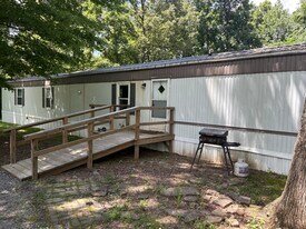 1155 Travis Rd in Kuttawa, KY - Building Photo