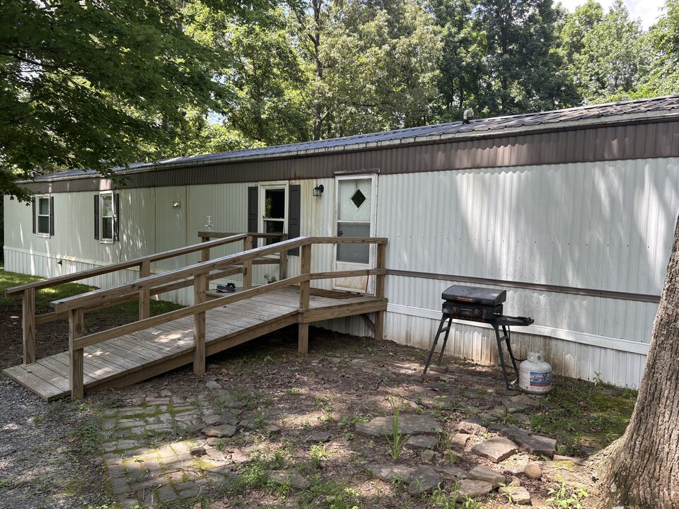 1155 Travis Rd in Kuttawa, KY - Building Photo