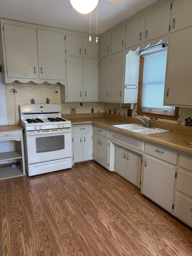 property at 1539 Byron Ave