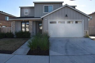 2406 Gabriel Dr in Merced, CA - Building Photo