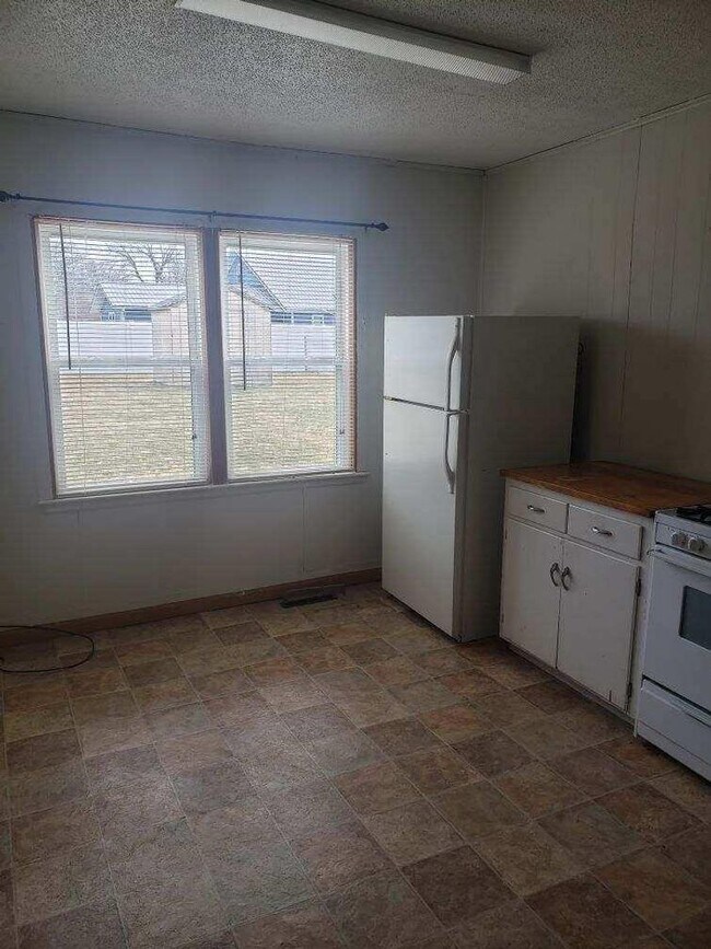 104 Sycamore St in La Porte City, IA - Building Photo - Building Photo