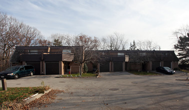 White Oaks in Oakville, ON - Building Photo - Building Photo