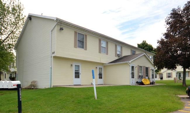 Island Village in Grand Island, NY - Building Photo - Building Photo