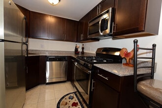 Liberty Terrace in East Rutherford, NJ - Foto de edificio - Building Photo
