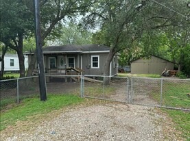 306 Sutton St in San Leon, TX - Building Photo