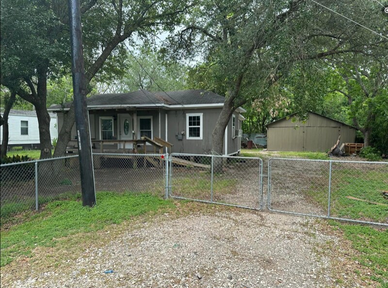 306 Sutton St in San Leon, TX - Building Photo