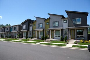 87 SW Lancaster Ct in Troutdale, OR - Building Photo